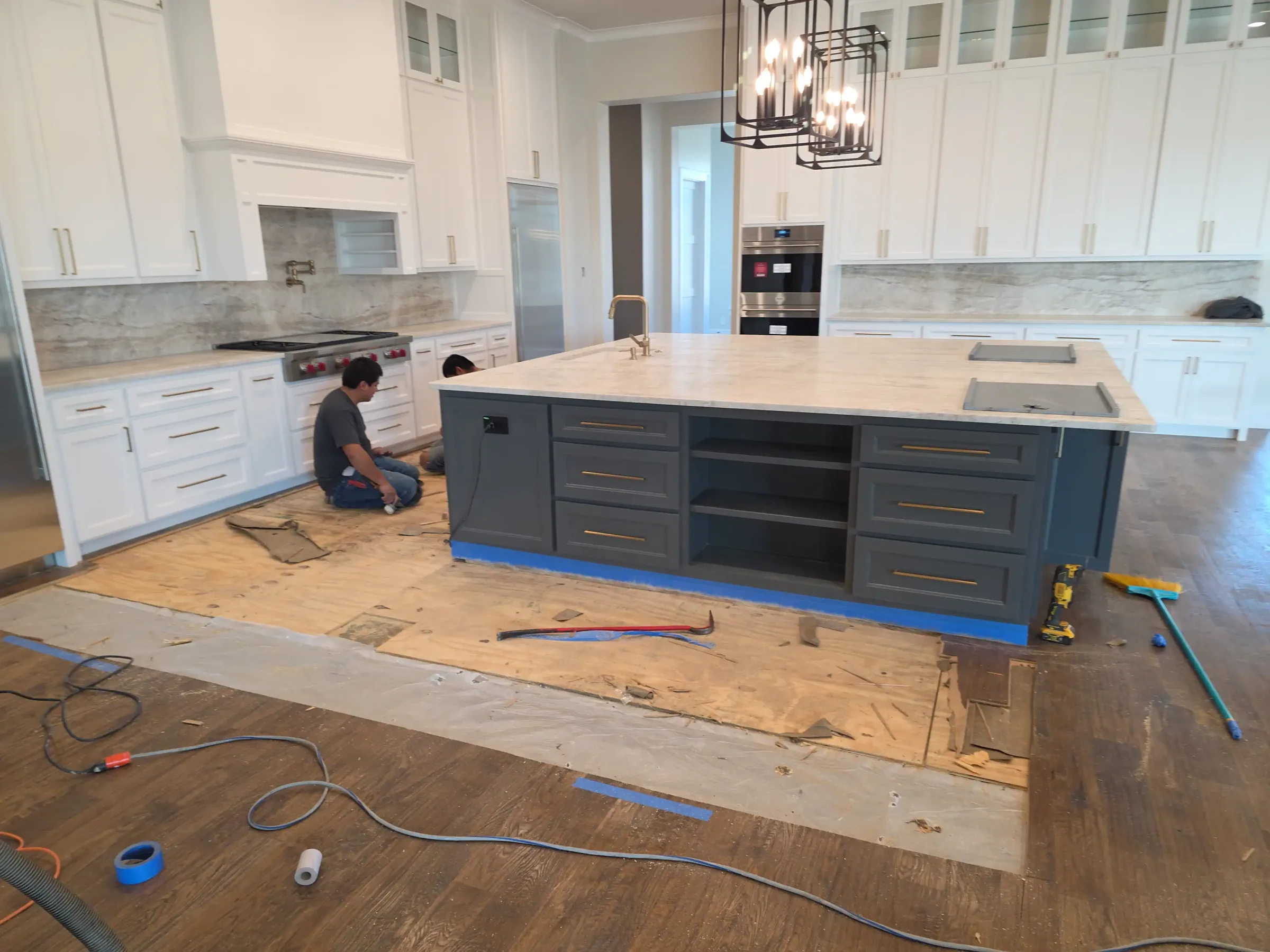Moisture and leak diagnostic work at the affected subfloor, before handover during leak diagnostics