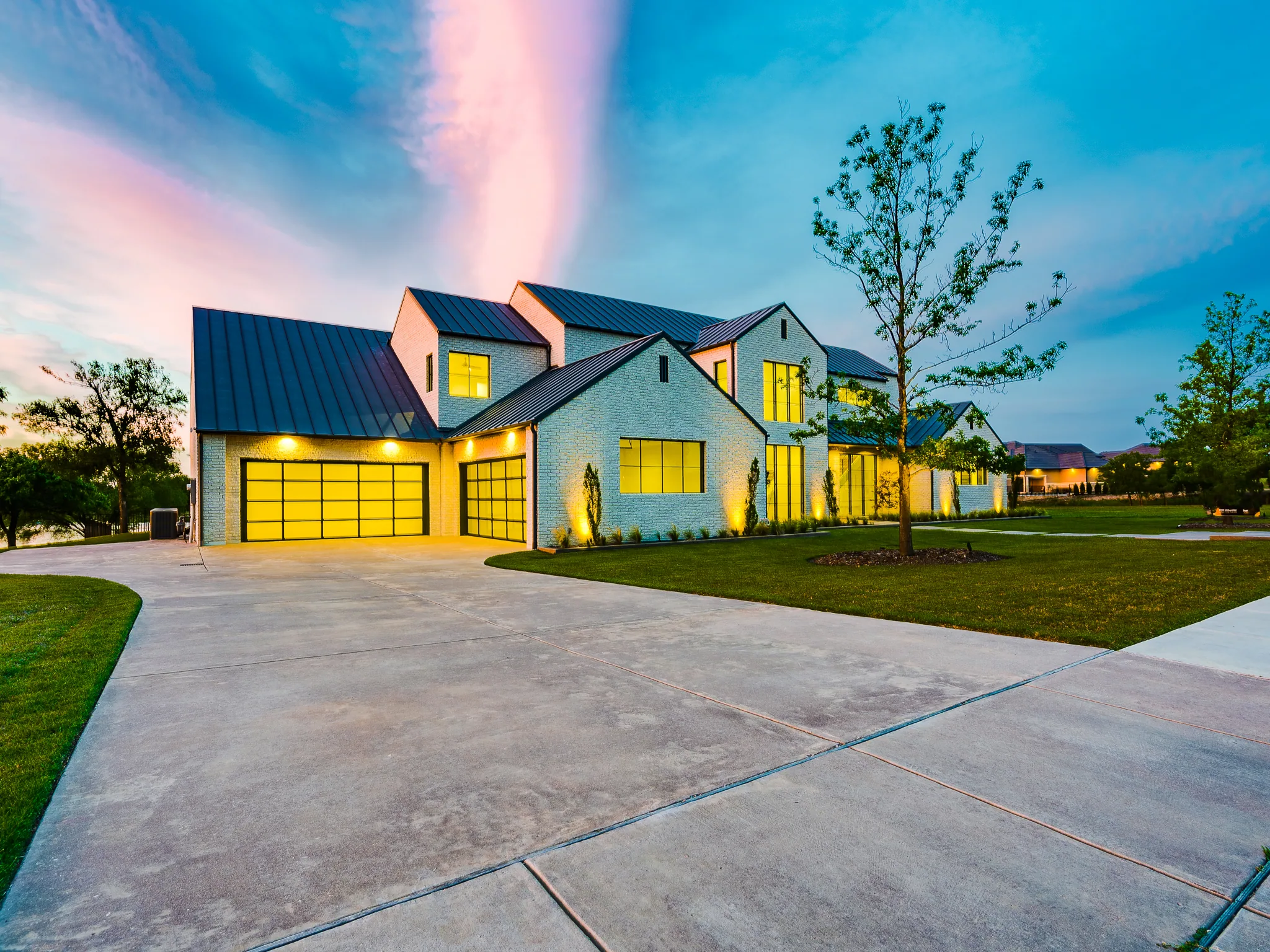 Exterior of a custom home along the side elevation, with the space empty in Ridge Lakes of Heath