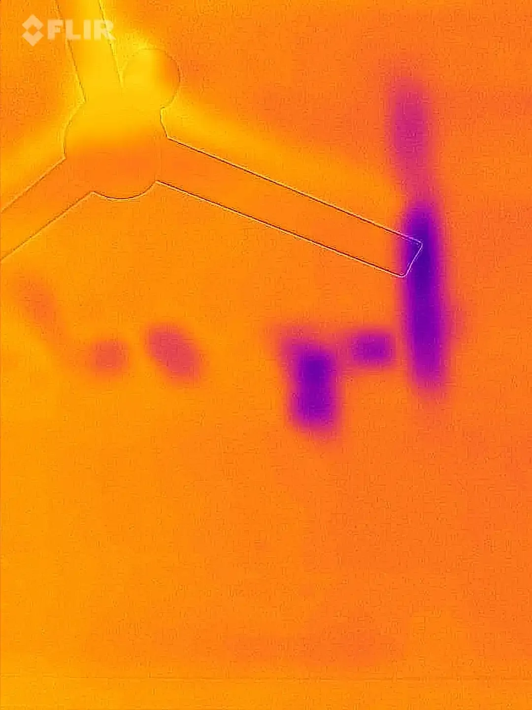 Thermal imaging scan during inspection showing the temperature gradient, in daylight during a thermal inspection