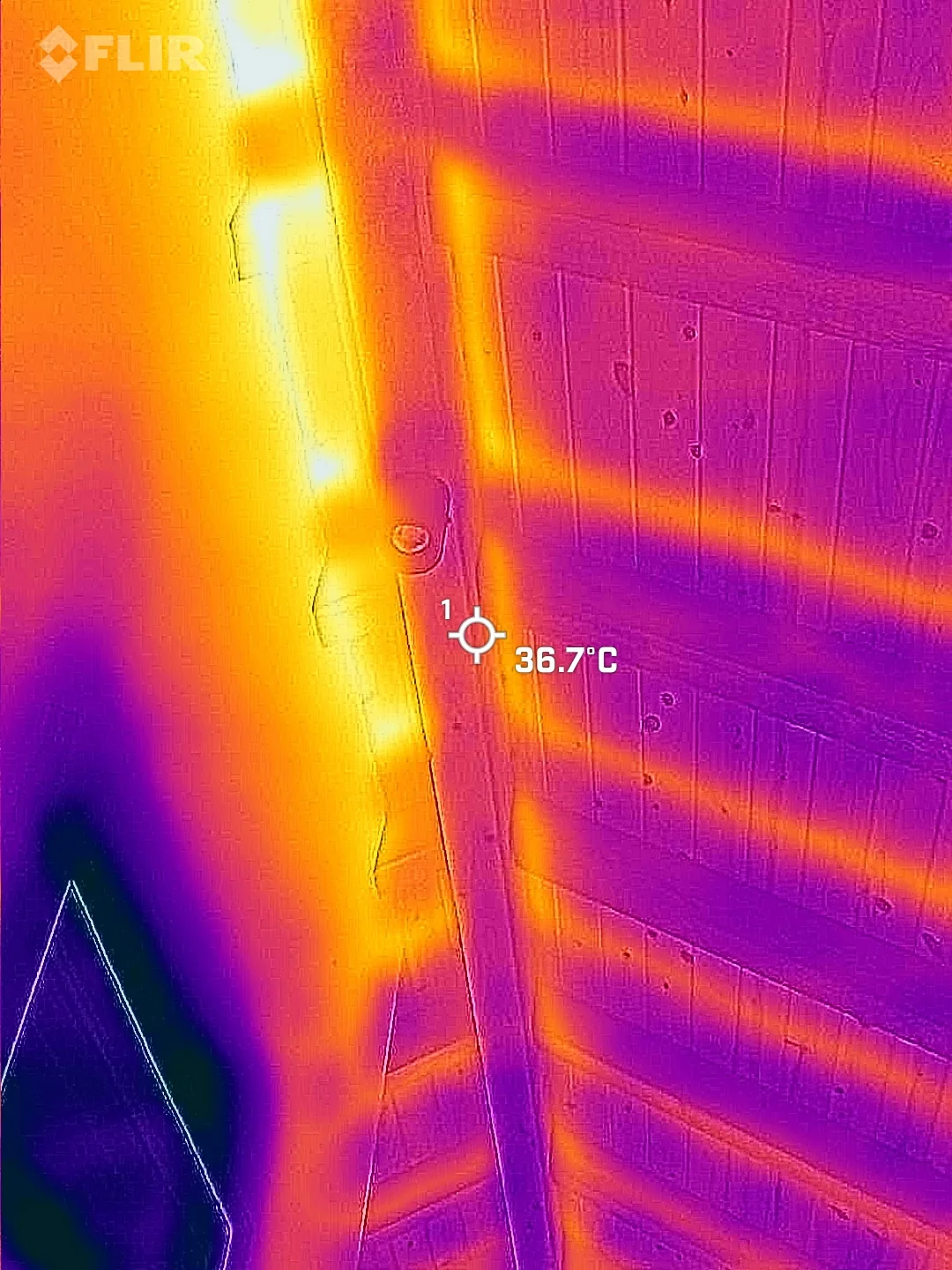 Thermal imaging scan during inspection showing the temperature gradient, with the finishes in during a thermal inspection